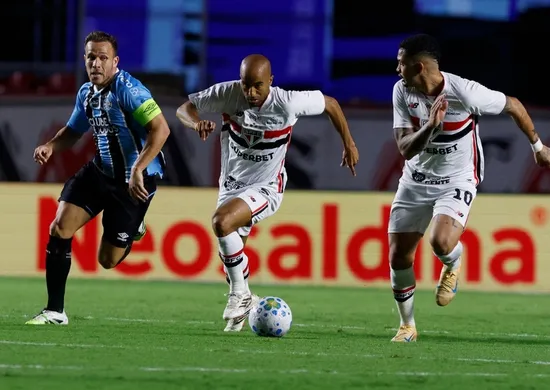 Imagem ilustrativa da imagem São Paulo bate Grêmio, embala e dorme na liderança do Brasileirão
