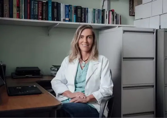 Imagem ilustrativa da imagem Tatiana Sampaio, cientista que estuda a polilaminina, será homenageada no ES