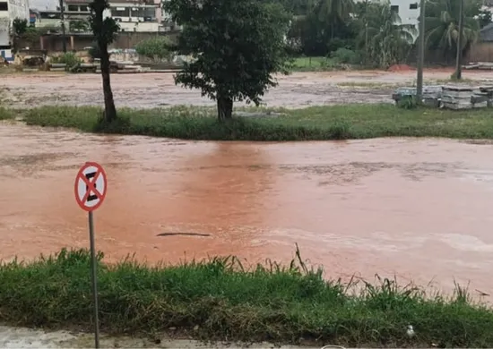 Imagem ilustrativa da imagem Temporal alaga ruas de Mimoso do Sul com 80 mm de chuva em 40 minutos