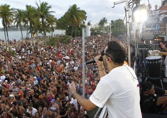 Imagem ilustrativa da imagem Trio elétrico volta a animar Camburi e arrasta multidão