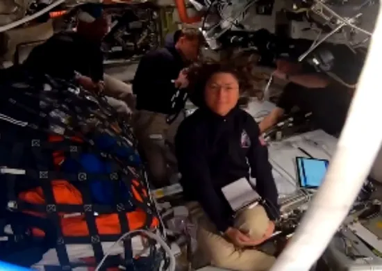 Imagem ilustrativa da imagem Tripulação da Artemis 2 bate recorde de distância da Terra