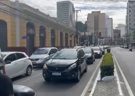 Imagem ilustrativa da imagem Troca de poste causa nó no trânsito do Centro de Vitória na manhã desta quarta