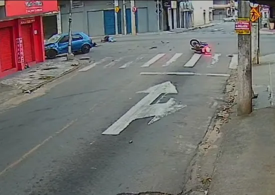 Imagem ilustrativa da imagem VÍDEO | Casal é arremessado de moto durante acidente em Cachoeiro