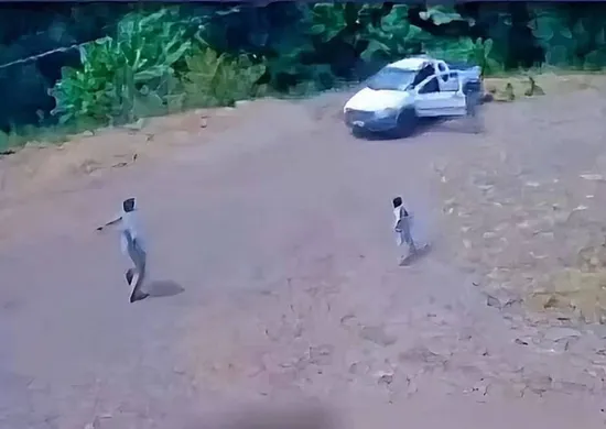 Imagem ilustrativa da imagem VÍDEO | Gêmeos de 6 anos soltam freio de mão e carro cai em ribanceira no Paraná