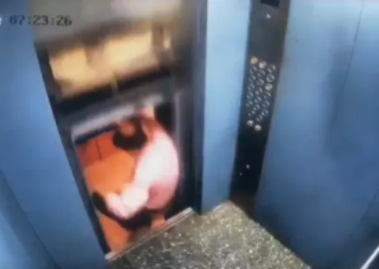 Imagem ilustrativa da imagem VÍDEO | Homem quase é esmagado ao sair de elevador após problema mecânico