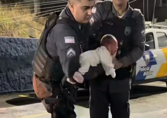 Imagem ilustrativa da imagem VÍDEO | Policiais salvam bêbe de 7 dias engasgada dentro do 8º BPM em Colatina
