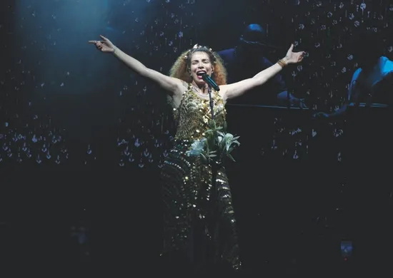 Imagem ilustrativa da imagem Vanessa da Mata sobe ao palco no Cais das Artes. Veja vídeos