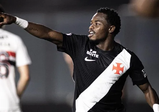 Imagem ilustrativa da imagem Vasco aproveita falha de Rafael, arranca virada e vence São Paulo no Rio