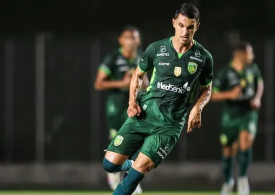 Imagem ilustrativa da imagem Vitória acerta com volante Araújo, ex-Porto