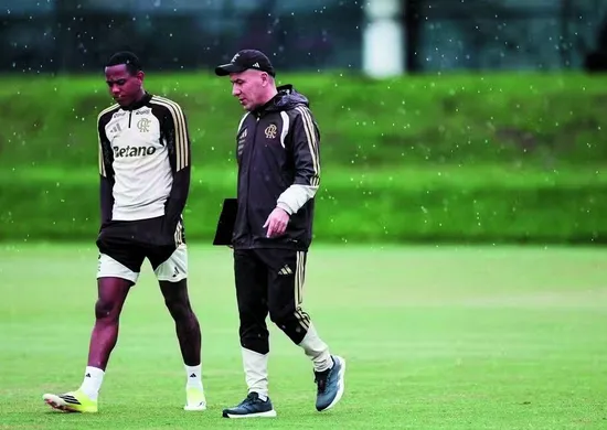 Imagem ilustrativa da imagem Wallace Yan cai nas graças de Leonardo Jardim no Flamengo