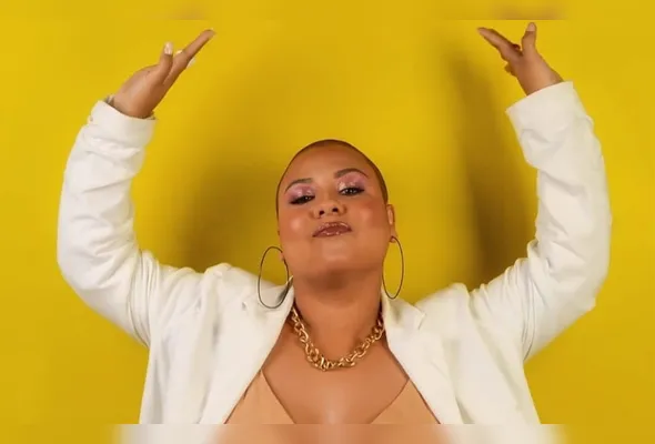 Ada mistura nova MPB, elementos psicodélicos e ritmos nordestinos