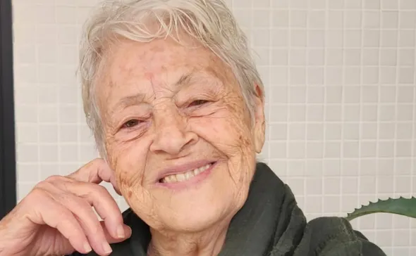 Imagem ilustrativa da imagem Adélia Prado recebe alta após três semanas hospitalizada