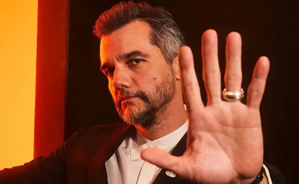 Imagem ilustrativa da imagem Aliança de Wagner Moura vira meme após Oscar: 'Se derreter dá para fazer um portão'