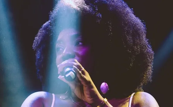 Imagem ilustrativa da imagem Cantora de samba Adriana Araújo entra em coma após sofrer aneurisma cerebral