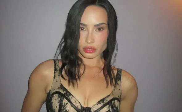 Imagem ilustrativa da imagem Demi Lovato cancela cinco shows de turnê para preservar a saúde