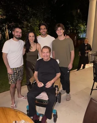 Imagem ilustrativa da imagem Em cadeira de rodas, Faustão faz rara aparição em foto com família