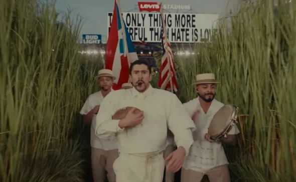 Imagem ilustrativa da imagem Fantasia de arbusto usada no show de Bad Bunny é vendida por R$ 26 mil