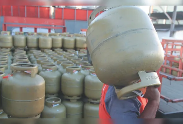 Imagem ilustrativa da imagem Governo Federal avalia auxílio para conter impacto do petróleo no preço do gás