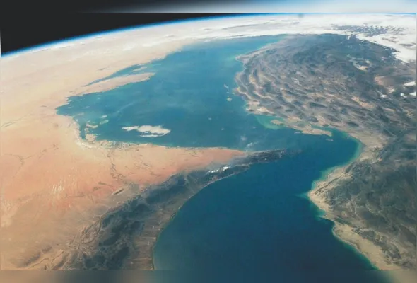 Foto feita por Satélite mostra o Estreito de Ormuz, rota marítima crucial por onde passam cerca de 20% do petróleo e do gás natural liquefeito do mundo