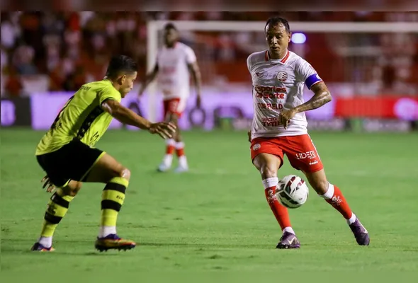 Imagem ilustrativa da imagem Náutico perde pênalti, sofre goleada do São Bernardo e sai vaiado dos Aflitos