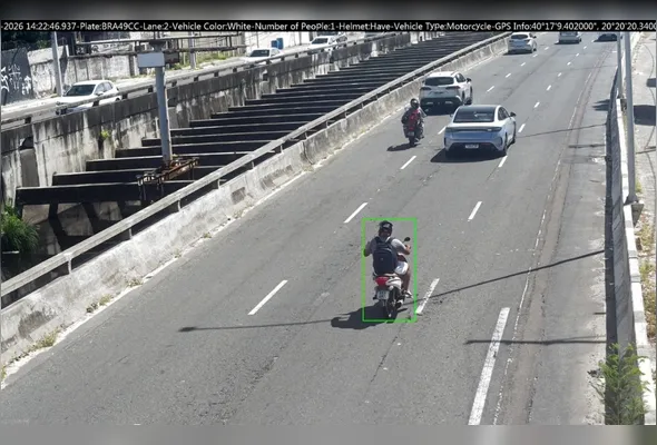 Veículos foram flagrados com as placas falsas