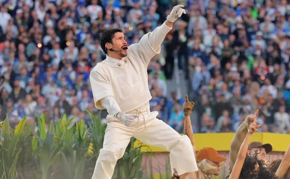 Imagem ilustrativa da imagem Por que Bad Bunny recebeu só US$ 1.000 por seu show no intervalo do Super Bowl