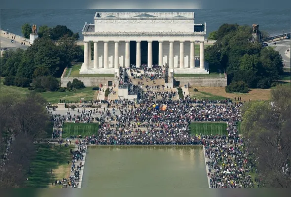 Imagem ilustrativa da imagem Protesto contra Donald Trump leva americanos às ruas de várias cidades dos EUA