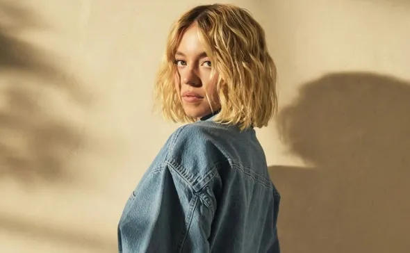 Imagem ilustrativa da imagem Sydney Sweeney faz novo anúncio para marca de jeans após publicidade polêmica