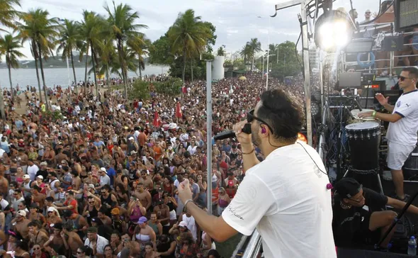 Imagem ilustrativa da imagem Trio elétrico volta a animar Camburi e arrasta multidão
