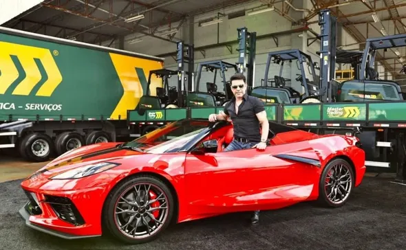 Imagem ilustrativa da imagem Zezé Di Camargo exibe novo carro de luxo avaliado em R$ 1,5 milhão