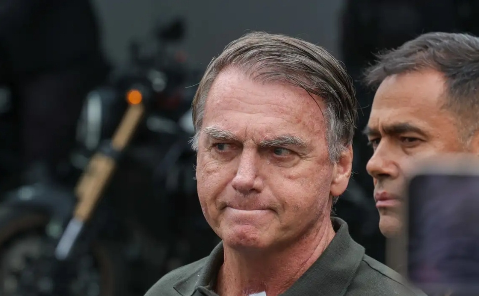Com vômitos e calafrios, Bolsonaro é levado para hospital, diz Flávio