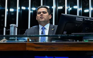 Imagem ilustrativa da imagem Alcolumbre promulga Lei da Dosimetria, que beneficia Jair Bolsonaro