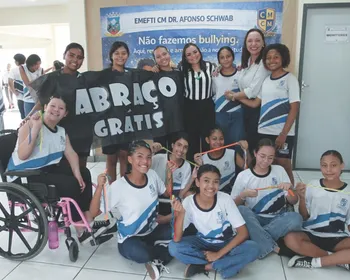 Imagem ilustrativa da imagem “Abraço grátis”: escola de Cariacica promove ação contra o bullying