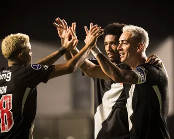 Imagem ilustrativa da imagem Adson brilha, Vasco vence o Olimpia e embola de vez grupo na Sul-Americana