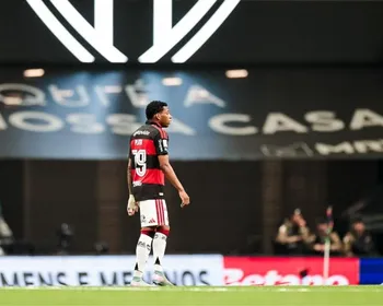 Imagem ilustrativa da imagem Flamengo passeia com direito a golaço de Plata e amplia crise no Atlético-MG