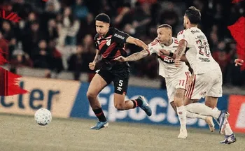 Imagem ilustrativa da imagem Athletico-PR e Flamengo empatam sob olhares de Ancelotti em sete selecionáveis