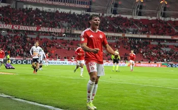 Imagem ilustrativa da imagem Bernabei brilha, Internacional vence Athletic de novo e avança na Copa do Brasil