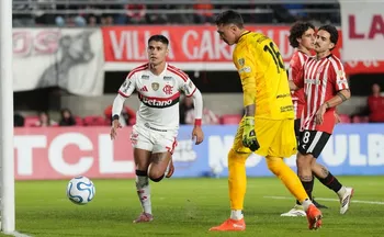 Imagem ilustrativa da imagem Flamengo empata com Estudiantes e segue tranquilo na Libertadores