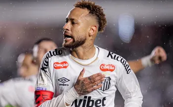 Imagem ilustrativa da imagem Neymar tenta convencer Ancelotti e quebrar tabu do Santos na Copa do Brasil