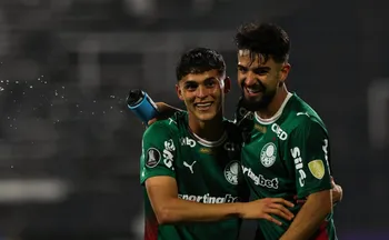 Imagem ilustrativa da imagem Palmeiras vence fora, reassume liderança do grupo e respira na Libertadores