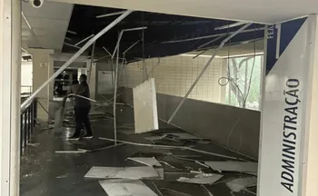 Imagem ilustrativa da imagem Parte do teto de biblioteca na USP desaba por causa da chuva e acervo é afetado