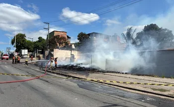 Imagem ilustrativa da imagem VÍDEO | Incêndio em depósito interdita totalmente trecho da BR-101 em Cariacica