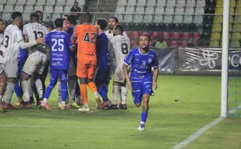 Imagem ilustrativa da imagem Vitória arranca empate no fim e segue na liderança da Copa ES