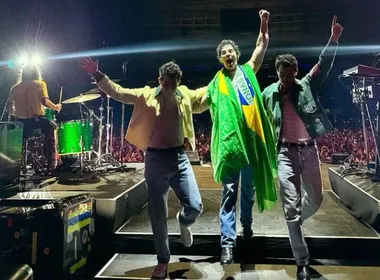 Imagem ilustrativa da imagem Jonas Brothers surgem com a bandeira do Brasil e brincam sobre Copa: "O hexa vem"