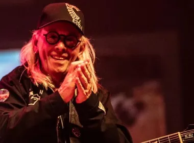 Imagem ilustrativa da imagem Morre Luiz Carlini, guitarrista parceiro de Rita Lee, aos 73 anos