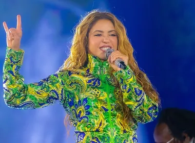 Imagem ilustrativa da imagem Shakira canta de 'Estoy Aquí' a 'País Tropical' para multidão em Copacabana