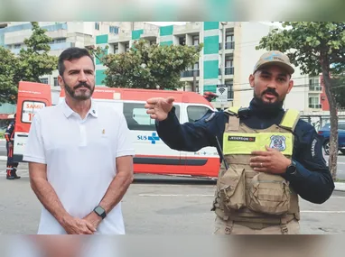 Bruna Bello de Paula Riguetti e Jhonatan Resende Riguetti com Eva em frente ao Santuário de Aparecida