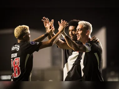 Jogadores do Bolívar comemoram gol na partida contra o Fluminense válida pela terceira rodada do Grupo C da Copa Libertadores 2026, realizada em La Paz, na Bolívia, na noite desta quinta-feira, 30