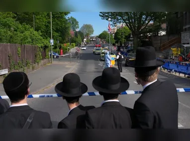 Operador emiradense em porto na cidade de Fujairah com navio petroleiro ao fundo: 8º maior produtor