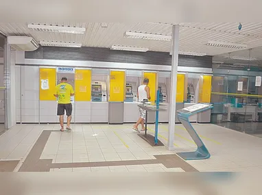 De acordo com a investigação, o grupo mantinha um esquema organizado para receber, fragmentar e reinserir no mercado formal recursos provenientes do tráfico de drogas